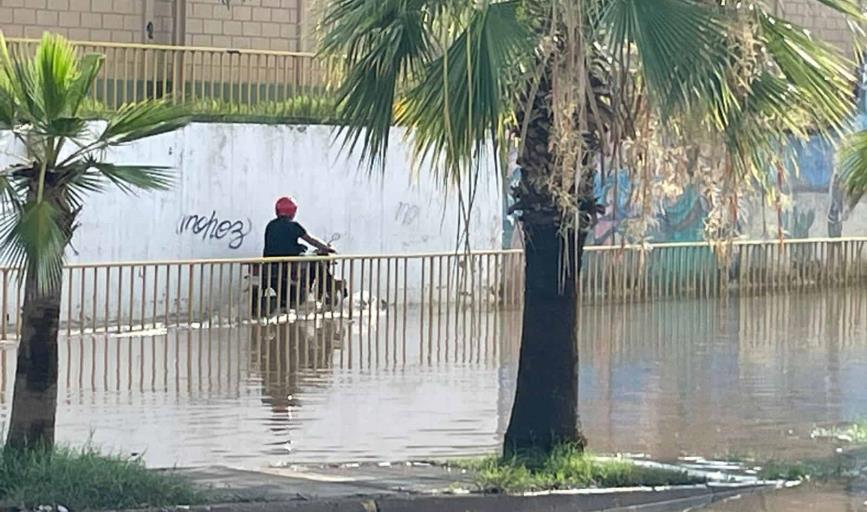 Se inunda el paso a desnivel de la calle 200 en Ciudad Obregón