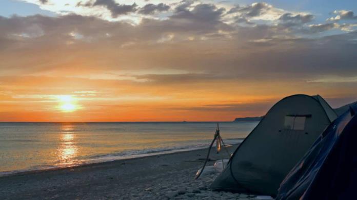 Vacaciones de verano 2024: sigue estos consejos para acampar en la playa