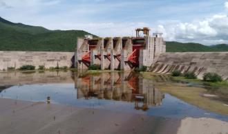 Bajos niveles de agua de la presa Álvaro Obregón afecta a pescadores