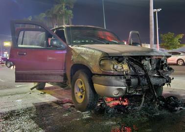 Arde camioneta en la Miguel Alemán en Cajeme 