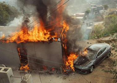 VIDEO | Tesla conectado con un diablito a un poste de luz se incendia junto con una casa en Tijuana