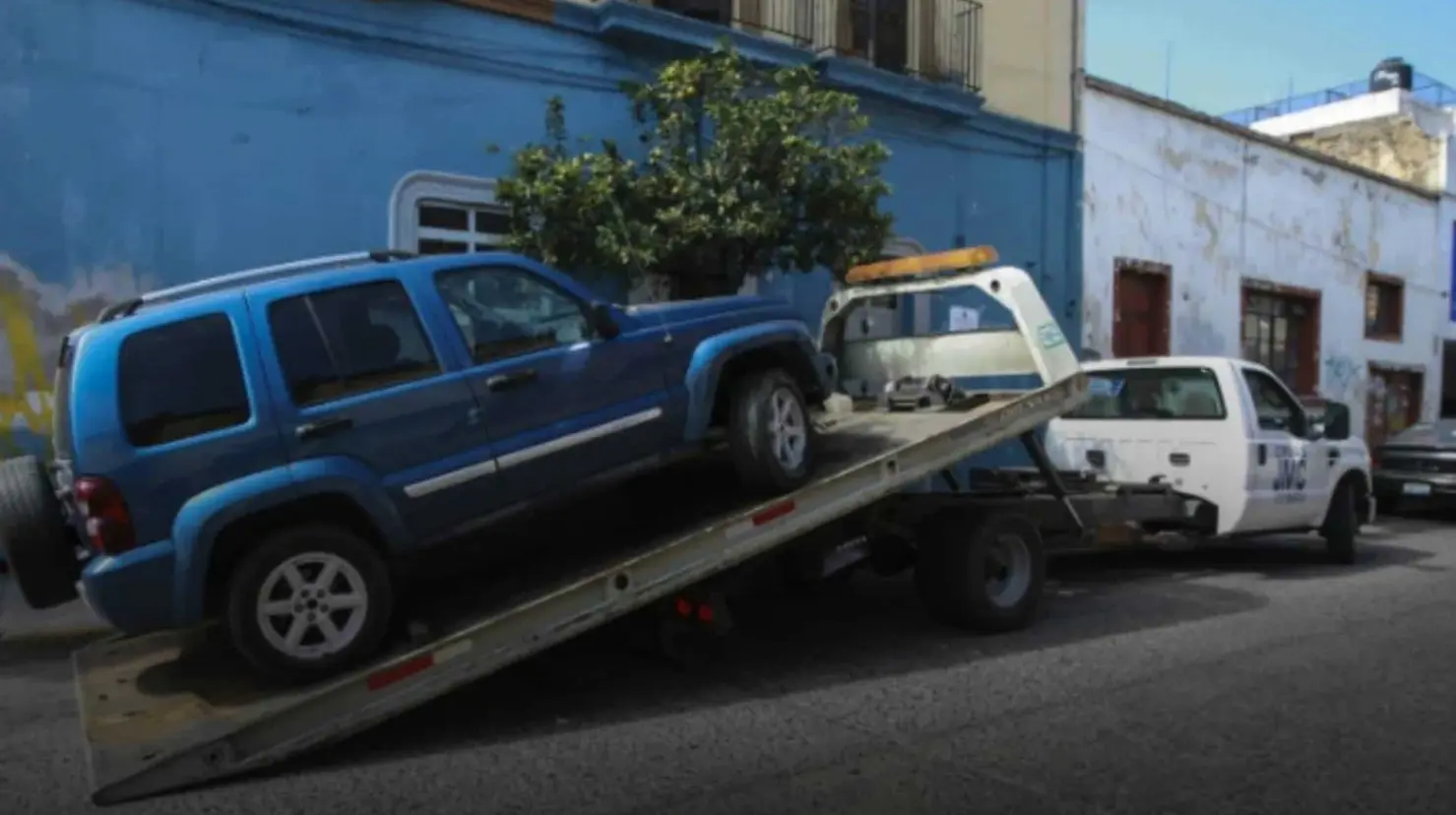 ¿Puedo llamar a la grúa si un coche está estacionado en mi cochera? Esto sabemos