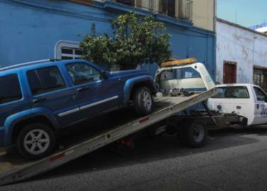 ¿Puedo llamar a la grúa si un coche está estacionado en mi cochera? Esto sabemos