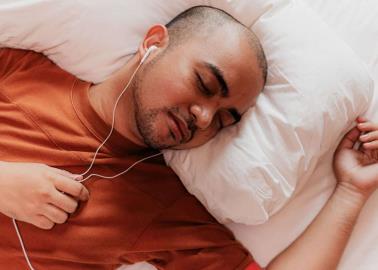 ¿Escuchas música antes de dormir? Por esta razón no es recomendable, según la ciencia