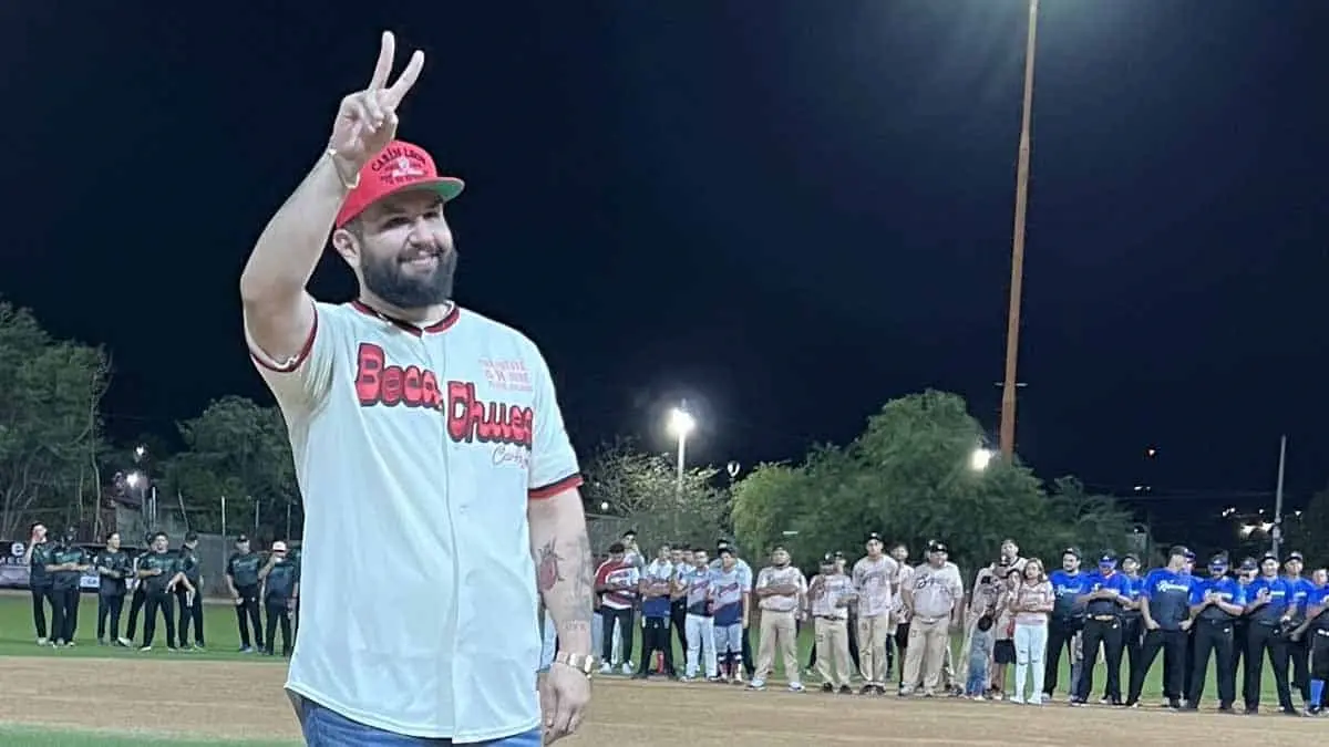 Así pichó Carín León en la inauguración de beisbol de la Liga del Sol