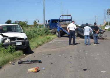 Chocan pick up y camioneta de la Universidad Autónoma de Chapingo al poniente de Cd. Obregón