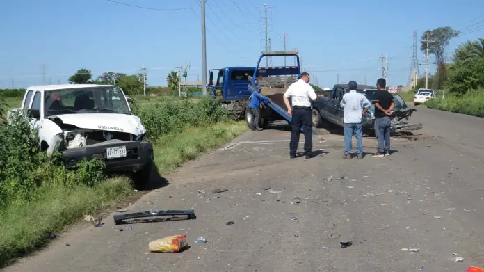 Chocan pick up y camioneta de la Universidad Autónoma de Chapingo al poniente de Cd. Obregón Chocan pick up y camioneta de la Universidad Autónoma de Chapingo al poniente de Cd. Obregón