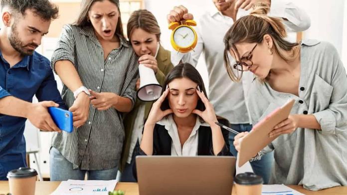 Iniciativa legislativa busca reconocer el estrés laboral como enfermedad de trabajo