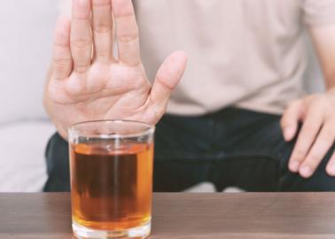 Esto le pasaría a tu cuerpo si dejas de tomar alcohol durante un mes, según especialista