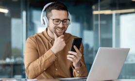 ¿Usar audífonos en el trabajo es un beneficio o un desafío? Esto dicen los expertos