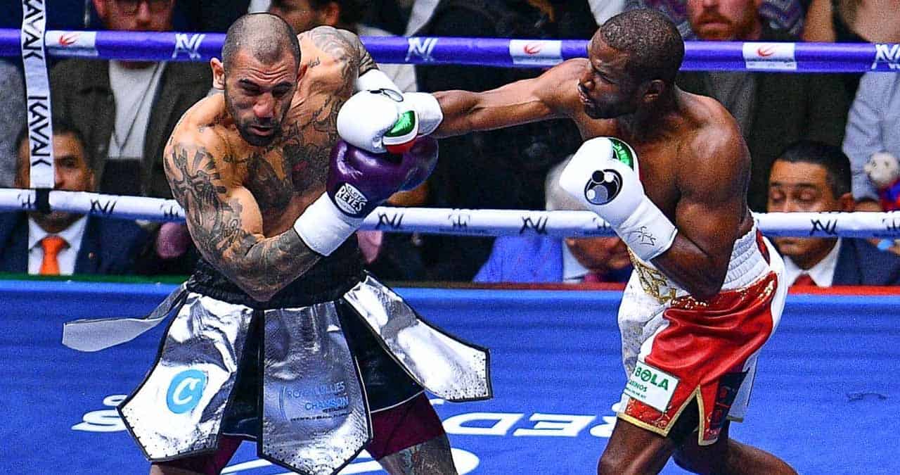 Floyd Mayweather fue abucheado por el público durante combate de exhibición en México