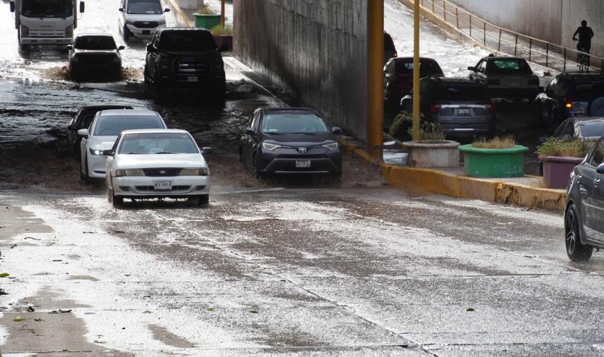 Lluvia genera encharcamiento en el paso a desnivel