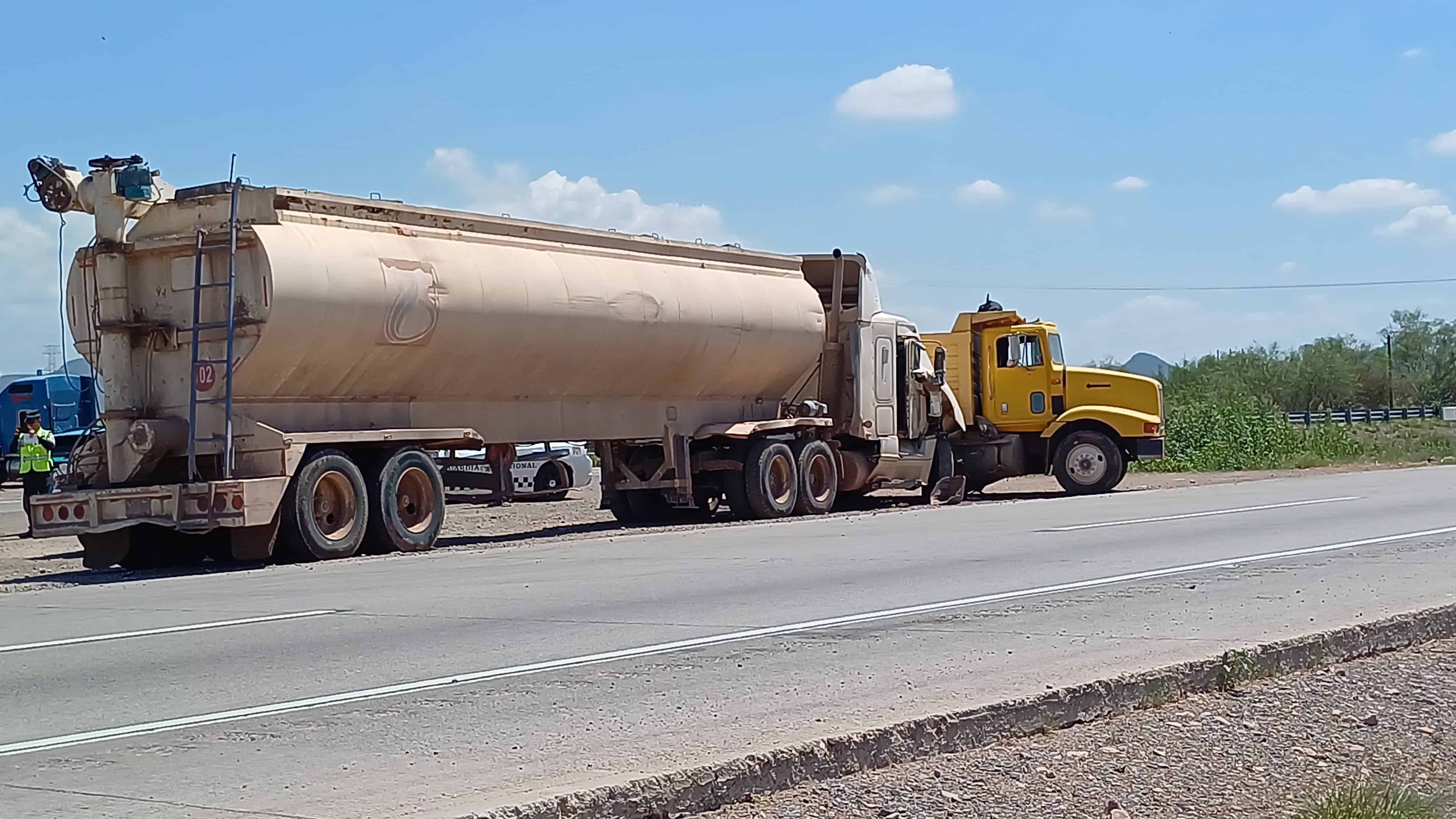 Chocan vehículos de carga pesada al sur de Ciudad Obregón