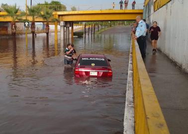 Queda vehículo atrapado en paso a desnivel de la 200