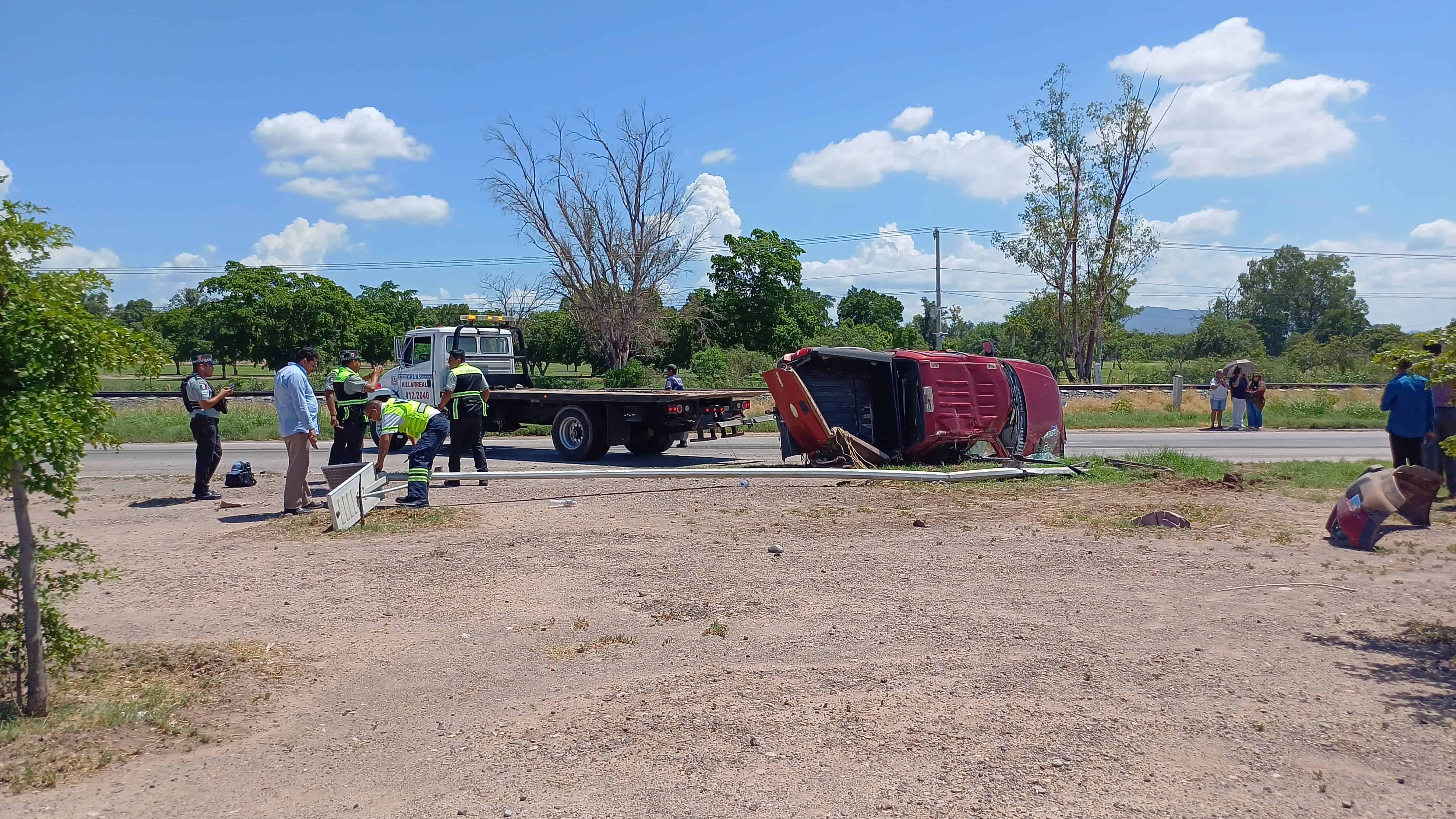 Trailer embiste a camioneta en la Carretera Federal México 15