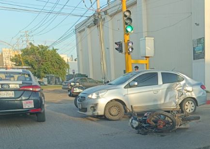 Motocicleta se impacta con sedán en Cajeme