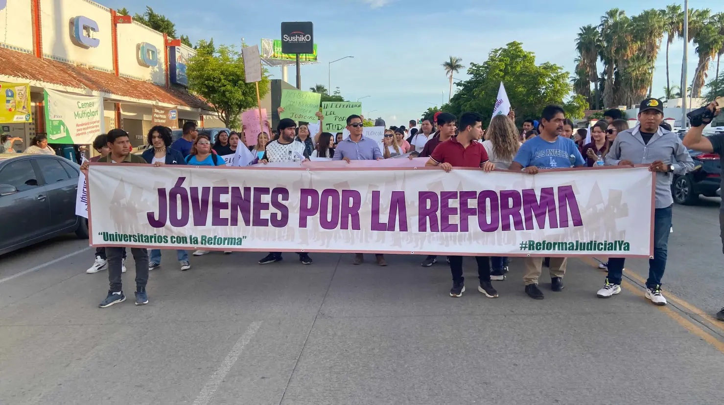 Jóvenes marchan a favor de la Reforma al Poder Judicial en Navojoa