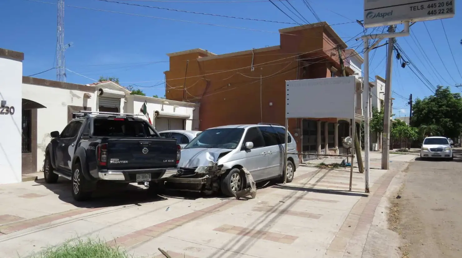 Se duerme al conducir y ocasiona aparatoso accidente en Cajeme
