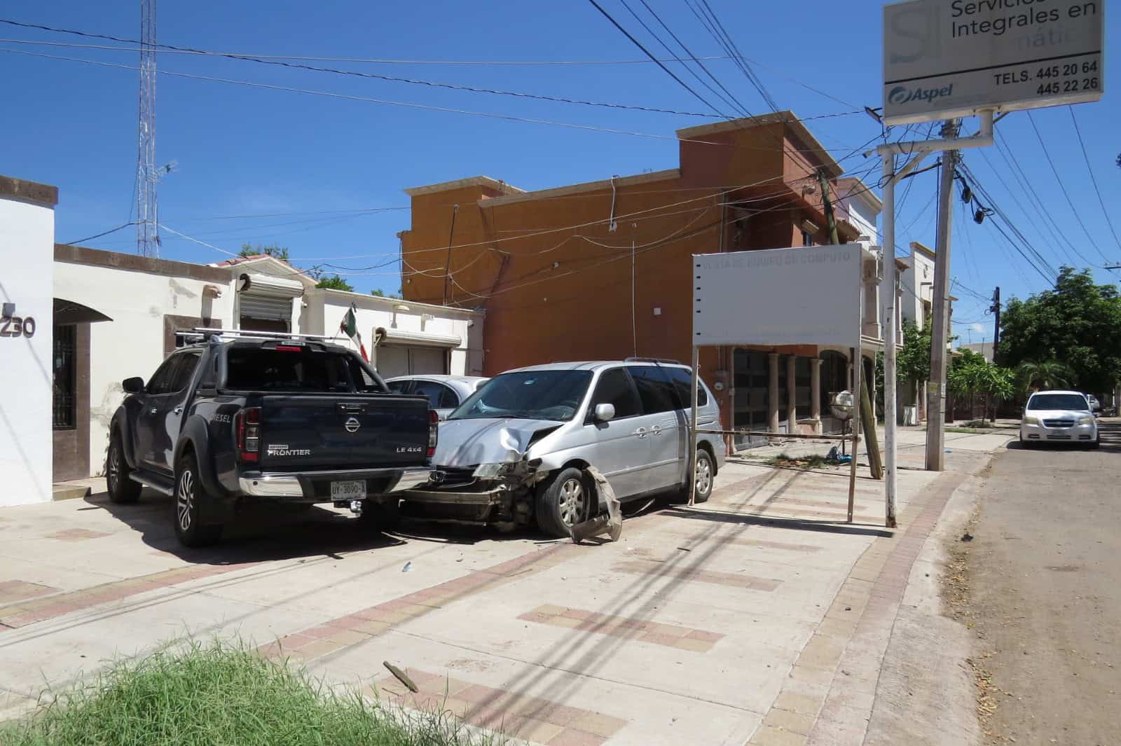 Se duerme al conducir y ocasiona aparatoso accidente en Cajeme