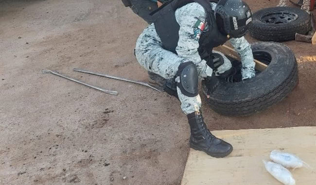 Guardia Nacional decomisa droga oculta en llantas y hielera en Opodepe