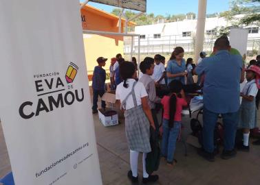 Fundación Eva de Camou entrega a niños Guarijíos mochilas y útiles escolares