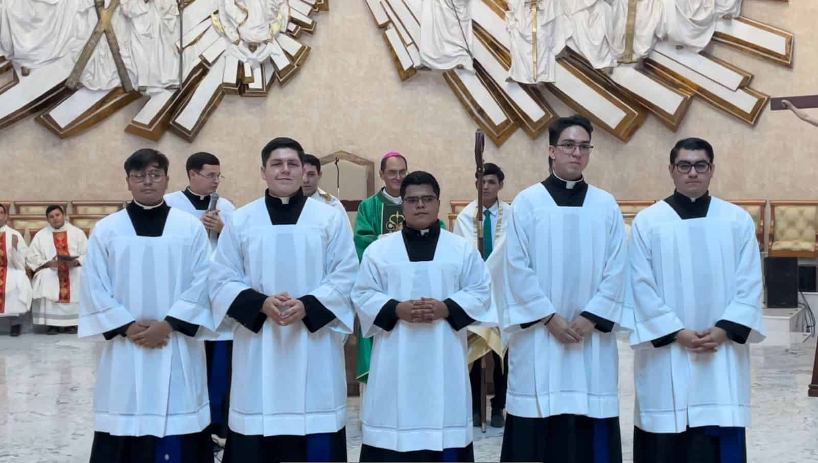 Seminaristas reciben su sotana en Catedral