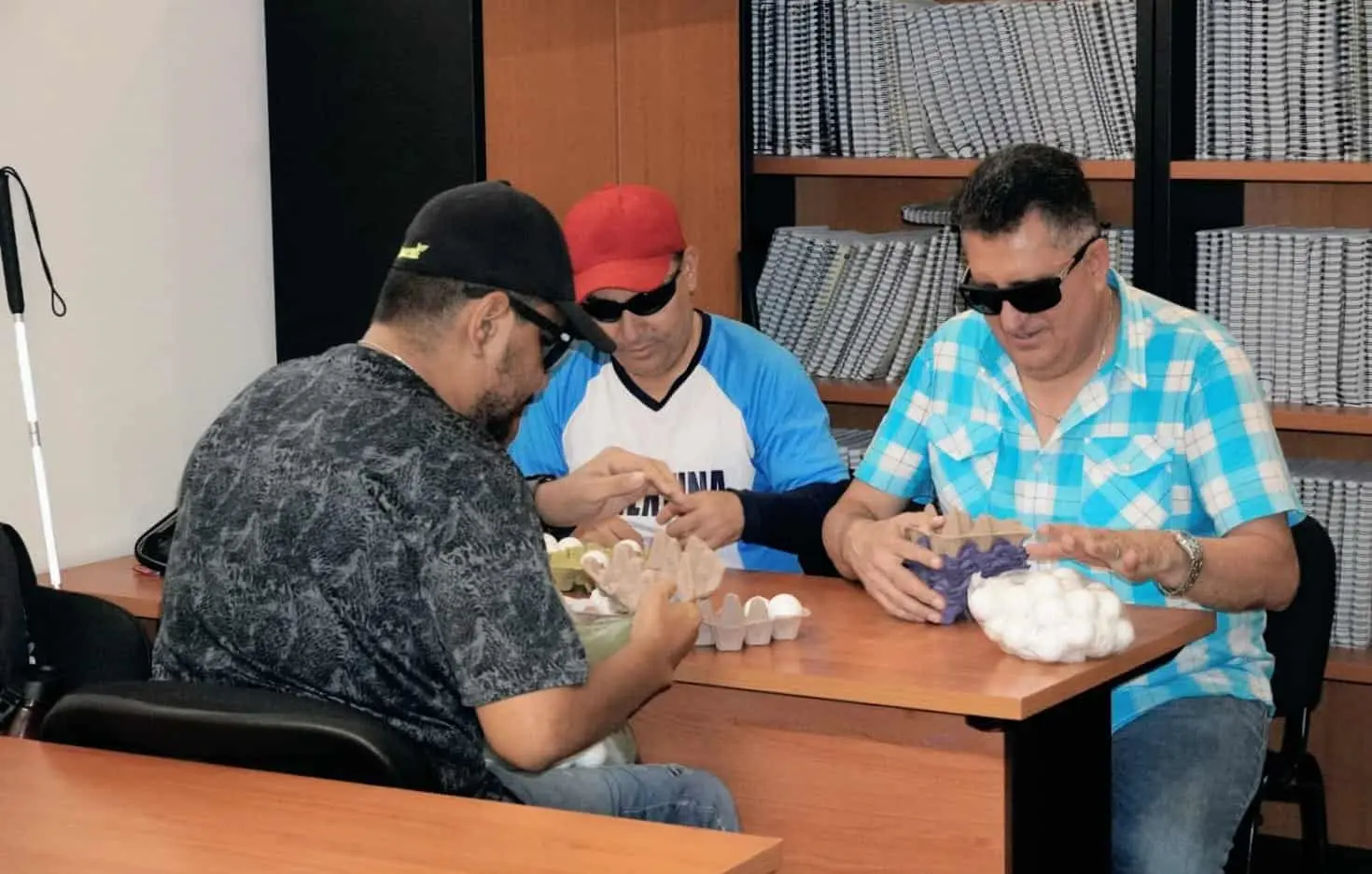 Aprenden a leer billetes con las manos