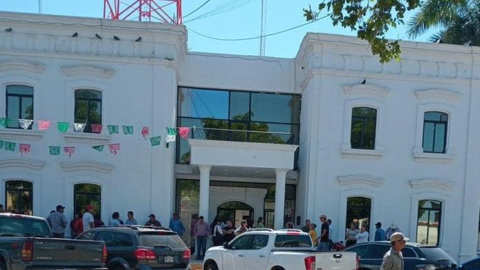 En Huatabampo protestan sindicalizados del Ayuntamiento; exigen pago de prestaciones En Huatabampo protestan sindicalizados del Ayuntamiento; exigen pago de prestaciones