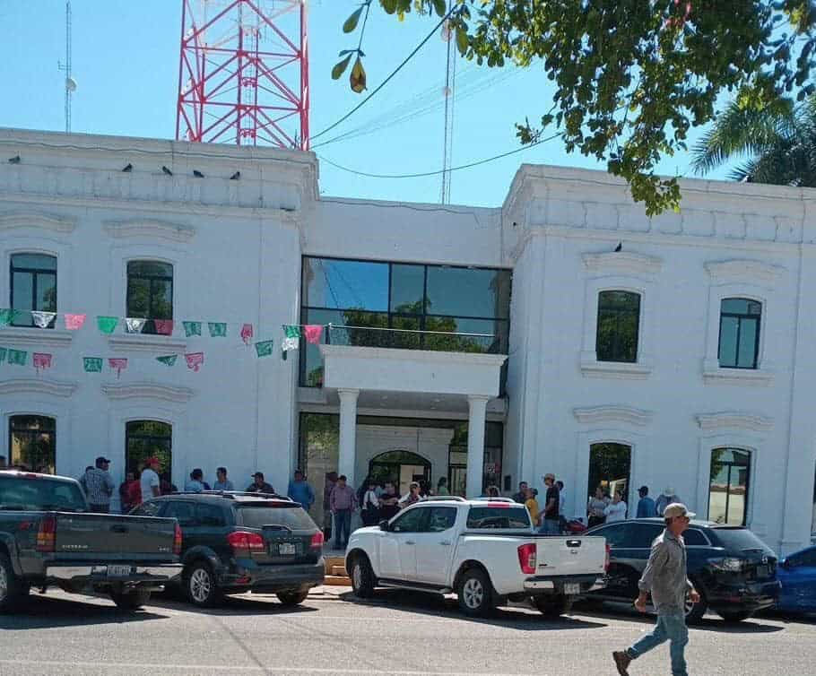 En Huatabampo protestan sindicalizados del Ayuntamiento; exigen pago de prestaciones