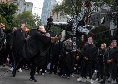 Reforma al Poder Judicial: Jóvenes rompen piñata para criticar privilegios