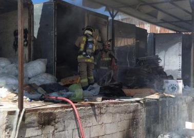 Bomberos controlan incendio en Central de Abastos de Cajeme