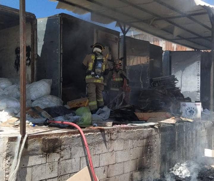 Bomberos controlan incendio en Central de Abastos de Cajeme