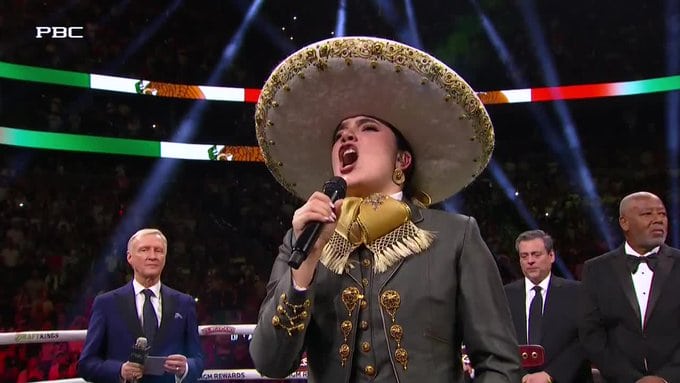 Se equivoca Camila Fernández en interpretación del Himno Nacional Mexicano