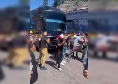 VIDEO | Los Recoditos le cantan a cientos de personas varadas en la autopista Mazatlán-Durango