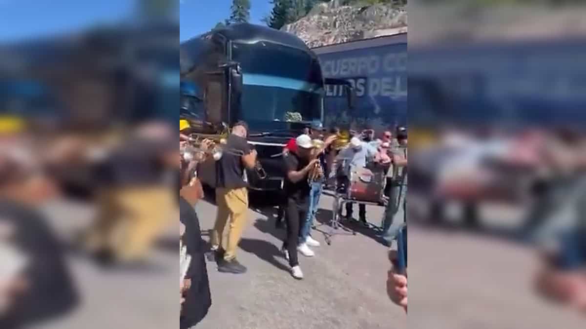 VIDEO | Los Recoditos le cantan a cientos de personas varadas en la autopista Mazatlán-Durango