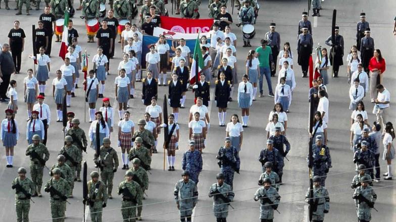 En Hermosillo marchan más de mil personas por la Independencia de México