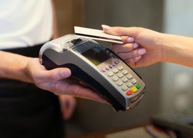 ¿Es seguro pagar con tarjetas "contactless" sin necesidad del NIP? Esto dice la Condusef