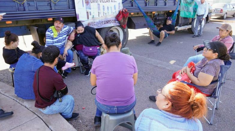 Vecinos de Urbi Villas del Real bloquean calle 200