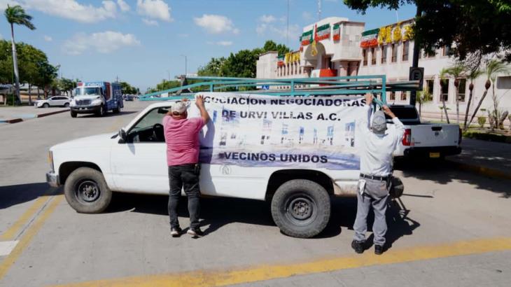 Vecinos de Urbi Villas del Real bloquean calle 200