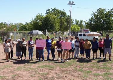 En Pueblo Yaqui vecinos se manifiestan por sepultura de cadáveres en campo deportivo