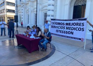 En Hermosillo protestan por la falta de medicamentos en Isssteson