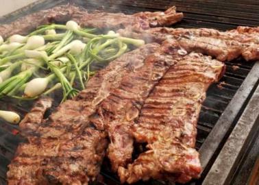 ¿Dónde se prepara la mejor carne asada en Sonora o Monterrey, según la IA?