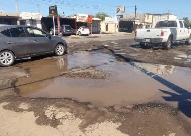 En Cajeme ciudadanos buscan evadir baches en calles California y Durango