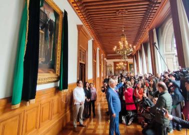 AMLO devela su retrato oficial como presidente de México en Palacio Nacional