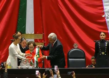 AMLO entrega la banda presidencial que posteriormente fue colocada a Claudia Sheinbaum