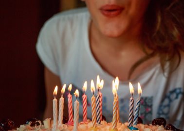 ¿Por qué soplamos velas y pedimos deseos en los cumpleaños?