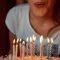 ¿Por qué soplamos velas y pedimos deseos en los cumpleaños?