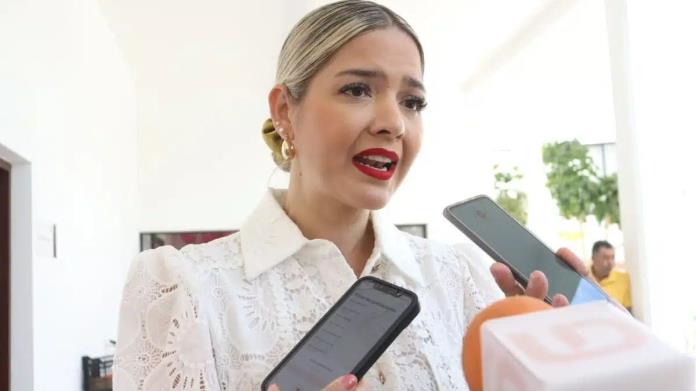 Grupo armado intercepta a la alcaldesa electa de Mazatlán y la despoja de su camioneta Grupo armado intercepta a la alcaldesa electa de Mazatlán y la despoja de su camioneta