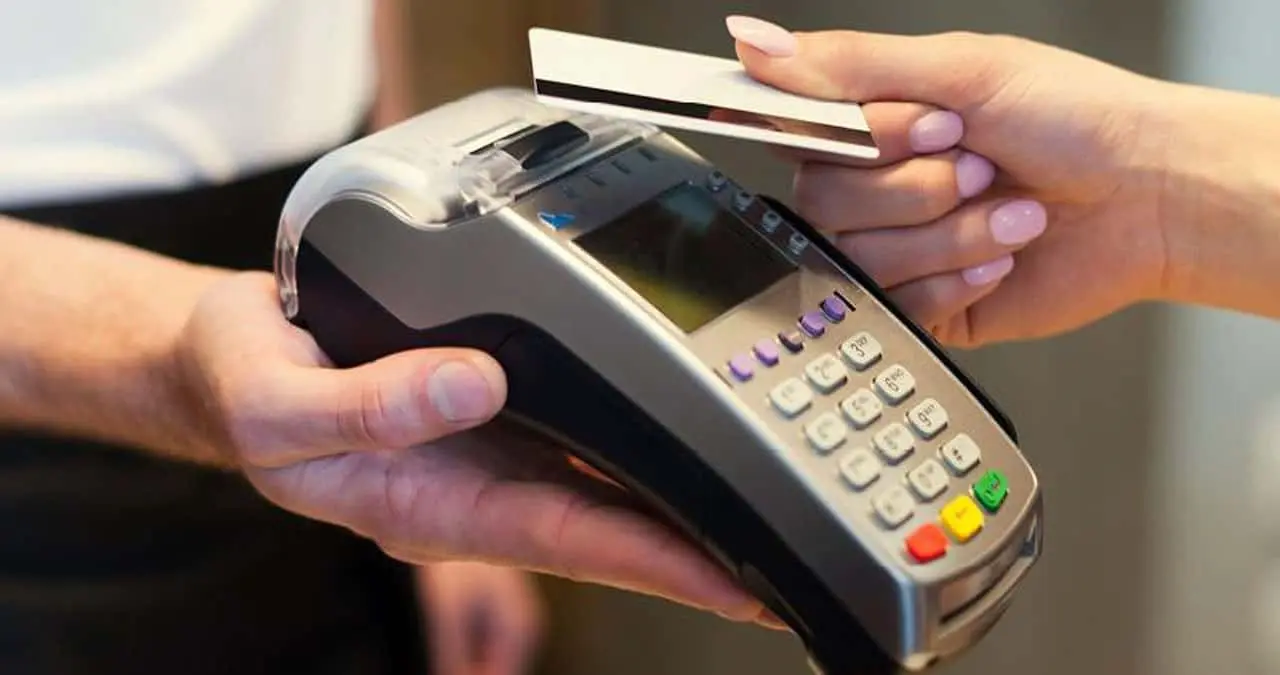Así puedes evitar ser víctima de skimming, el nuevo fraude al pagar con tarjeta