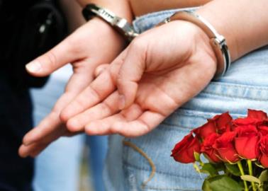 VIDEO | Policía se disfraza de Flores el Patrón para arrestar a una mujer